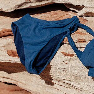 NWT | Signature V Bikini Bottoms | M